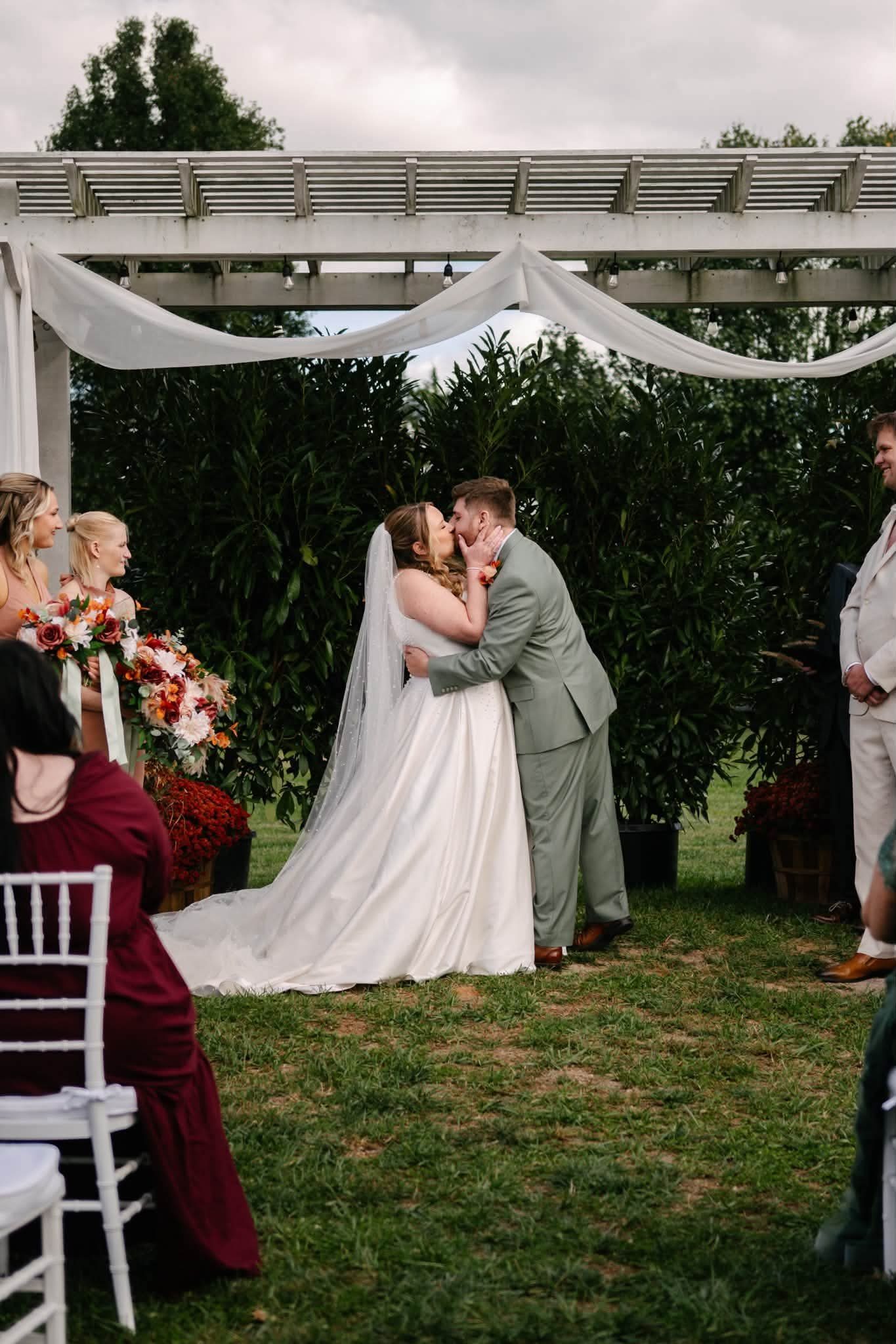 Christine and Graham's first kiss at Roberts Farm